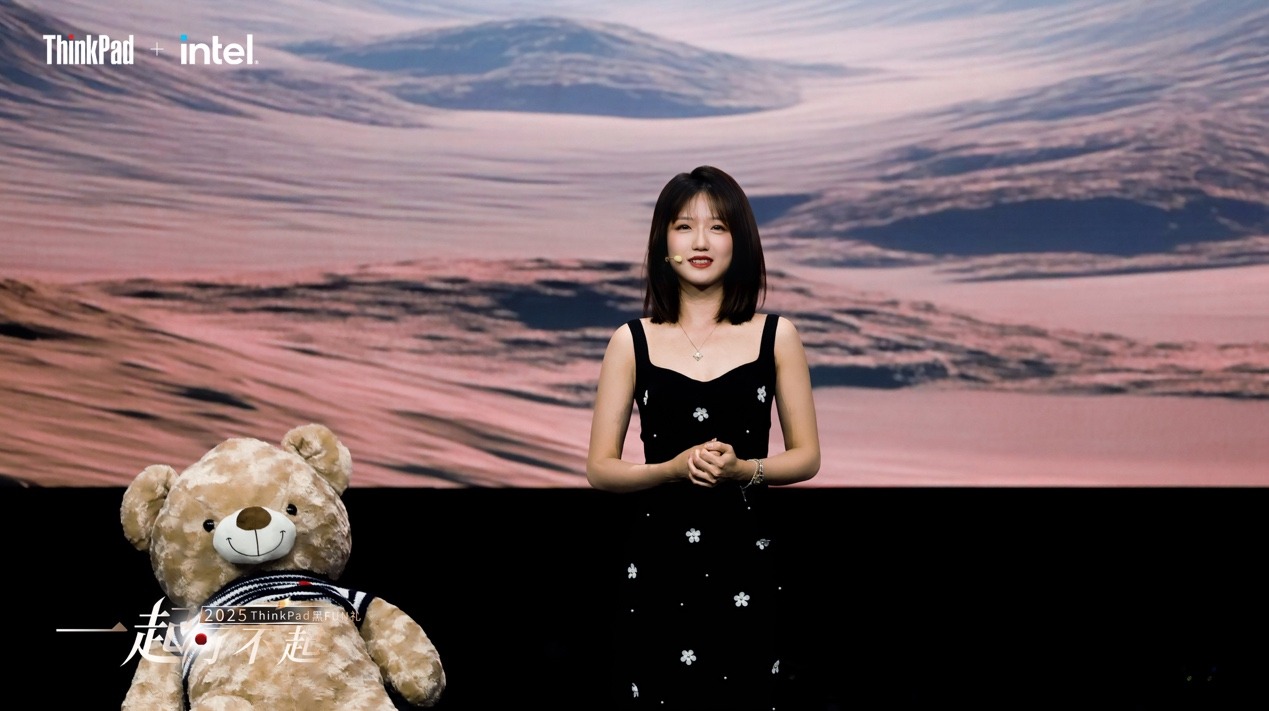 天禧AI赋能全场景 温情联结两代人——2025 ThinkPad黑FUN礼
