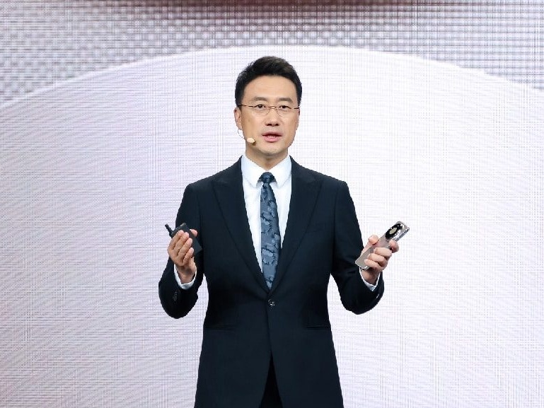 首发主动散热技术及方舟内存引擎 HUAWEI Mate 80 Pro Max 风驰版重构旗舰体验